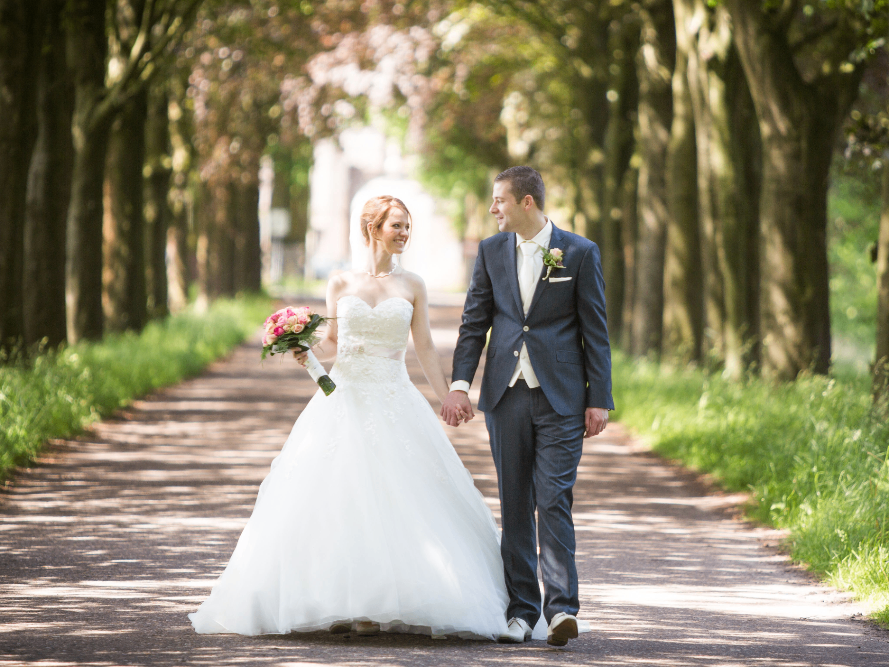 Bruidspaar in Nederlands landschap bij gouden uur